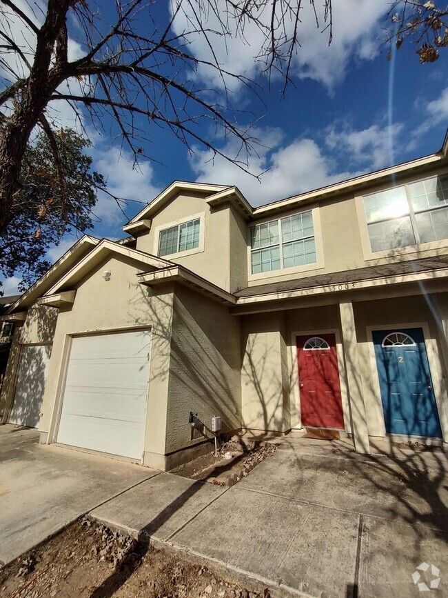 Building Photo - $300 Off at Move In: 3 Bedroom Townhome ne...