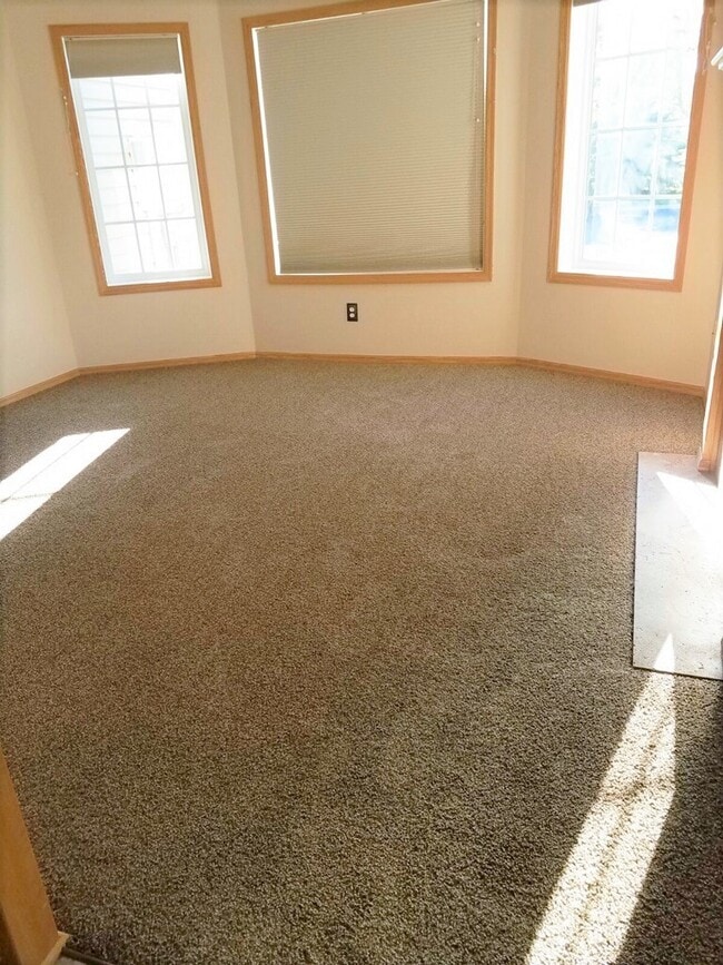 Building Photo - Available sept 01, 3bd, 2ba End Unit Town ...