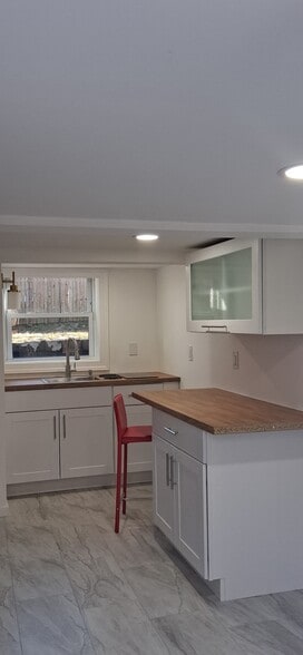 Building Photo - 28 Pineoaks Pl