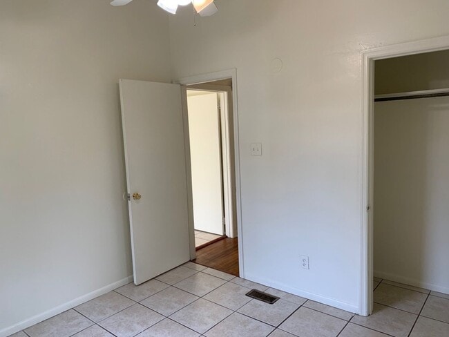 Building Photo - 4 bed 2 bath House- Walk to Doak Campbell Stadium!! Available August 2026!