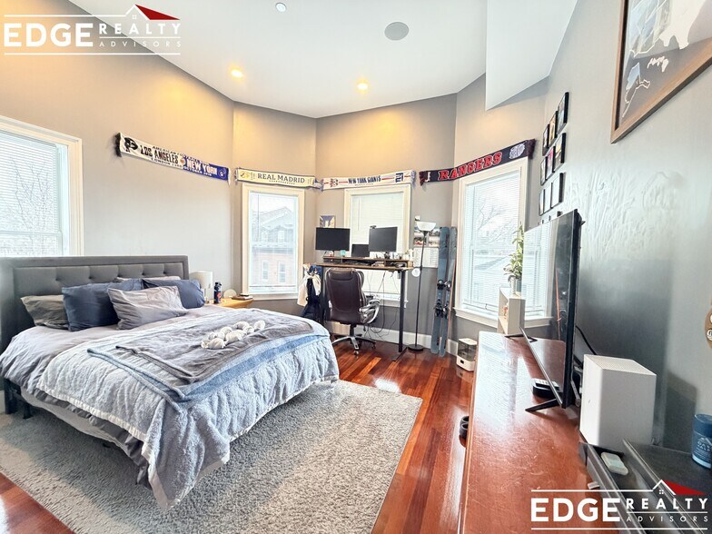 Building Photo - 645 E 3rd St