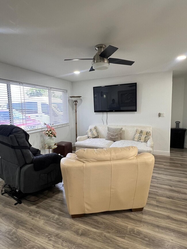 Building Photo - 2019 W Carol Cir