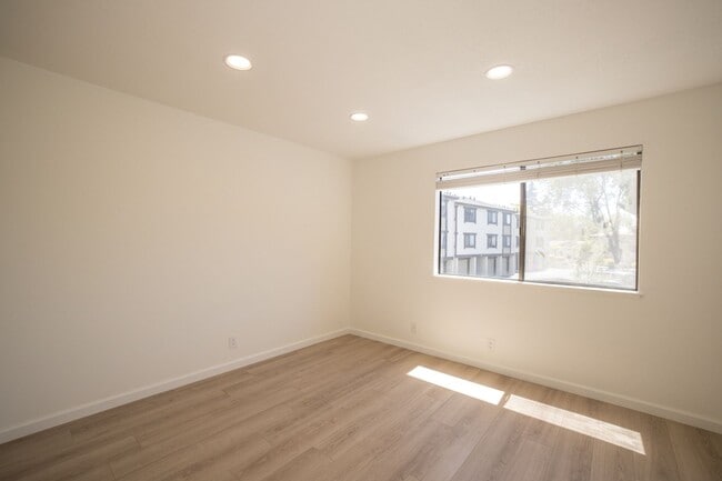 Building Photo - Completely Remodeled 2 Bed, 2 Bath Condo in Desirable Greenhouse Complex!