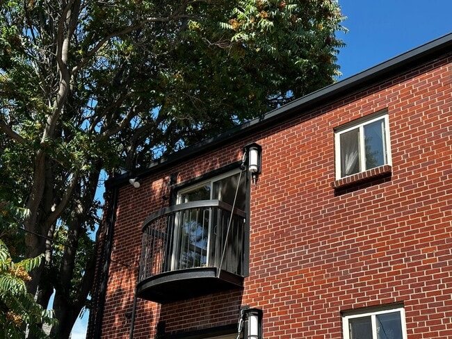 Building Photo - Prime Location Condo: Bright 1 Bed, 1 Bath...