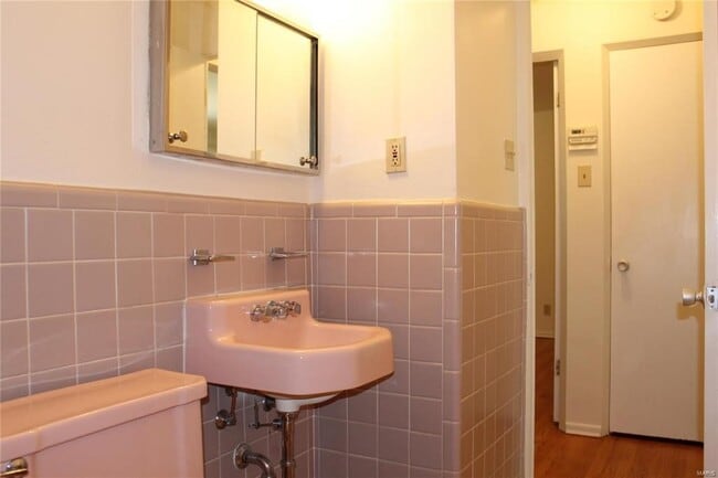 Building Photo - LOCATION!! LOCATION!!! This One bedroom/on...