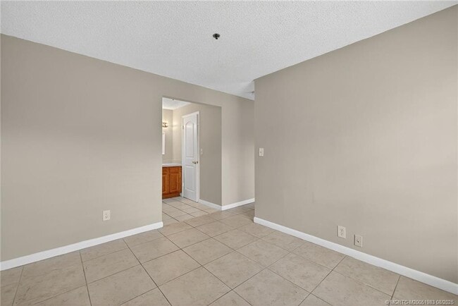Building Photo - 410 SW California Ave