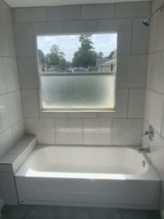 Building Photo - Spacious and Clean 3 BR HOUSE - Looking for the right people to call home!