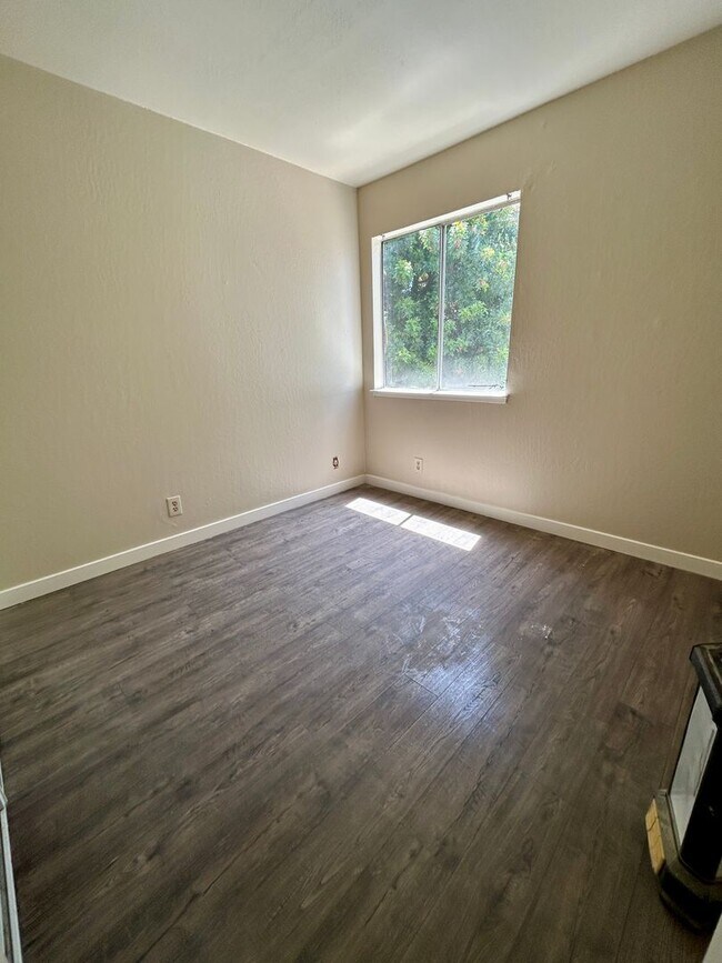 Building Photo - Updated 3 Bed, 1.5 Bath Townhome with Priv...