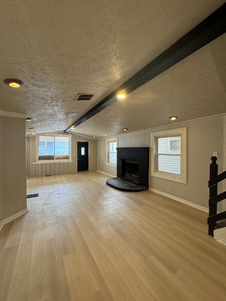 Building Photo - 250 Koehne St