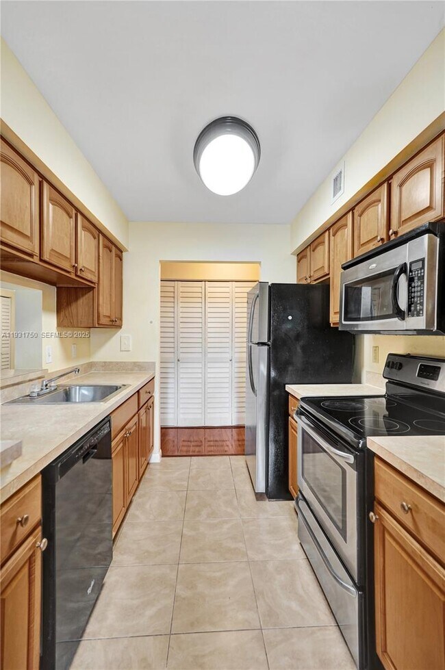 Building Photo - 9833 Westview Dr