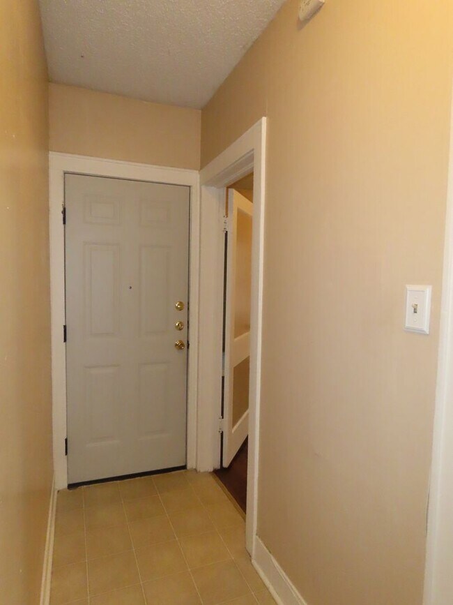 Building Photo - Charming 1 Bedroom, 1 Bath Upstairs Apartment