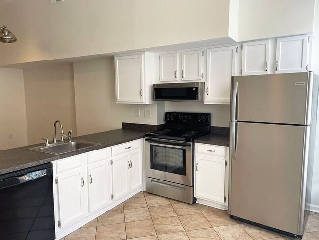 Building Photo - 235 King St