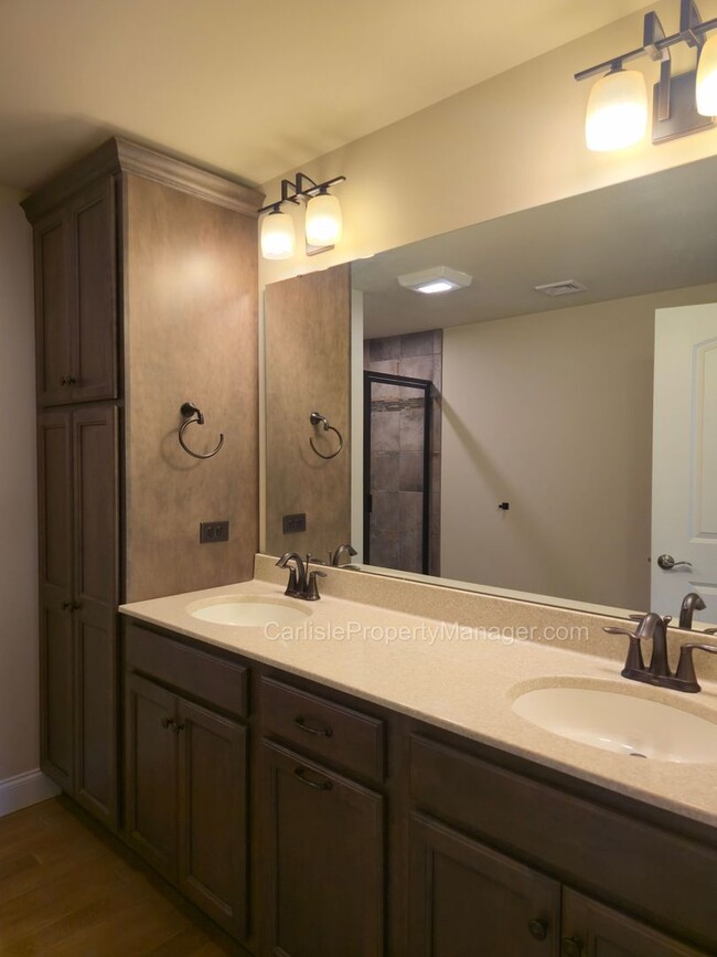 Building Photo - Duplex includes 2 car garage, laundry, pat...