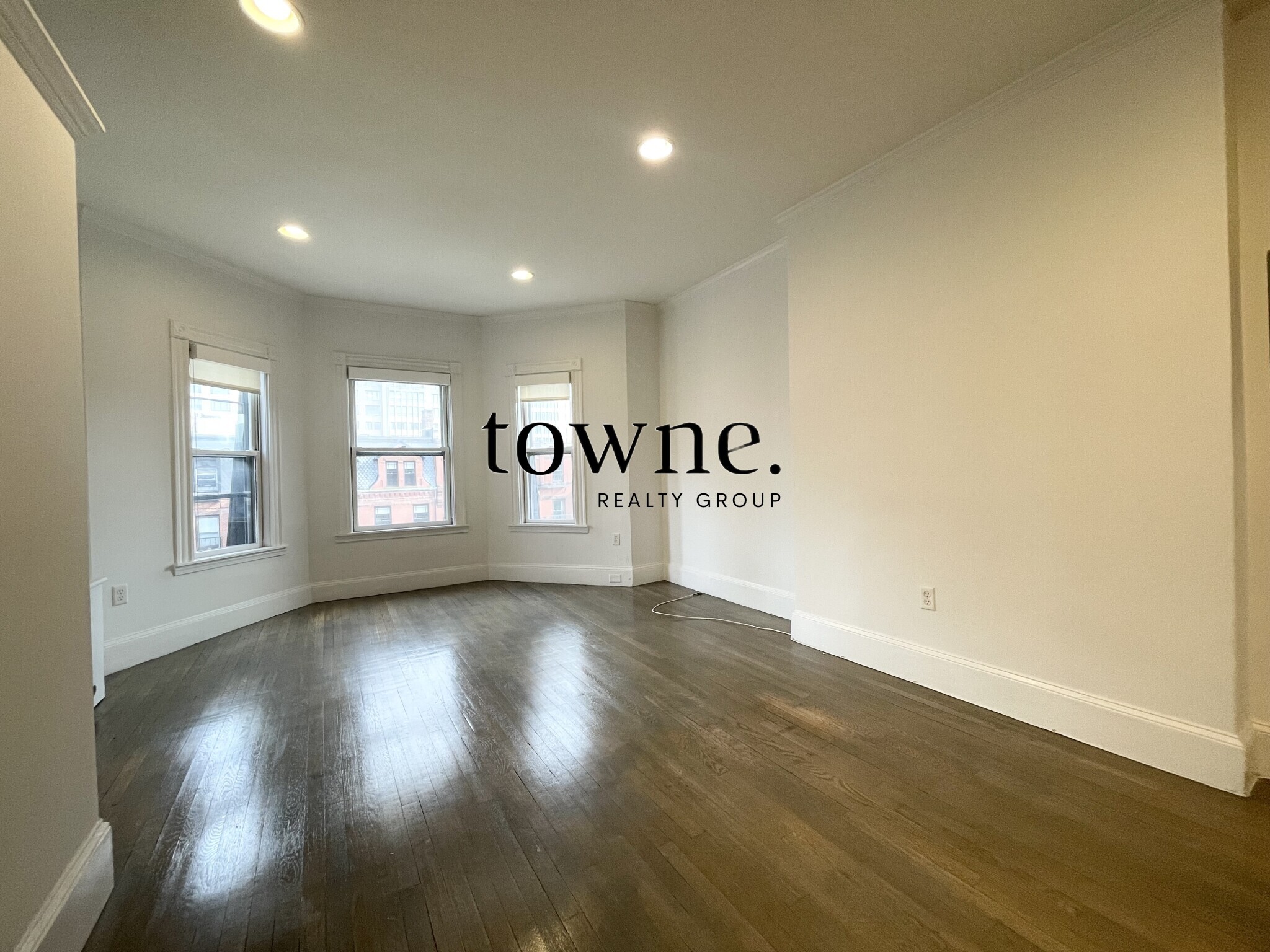 Building Photo - 215 Newbury St