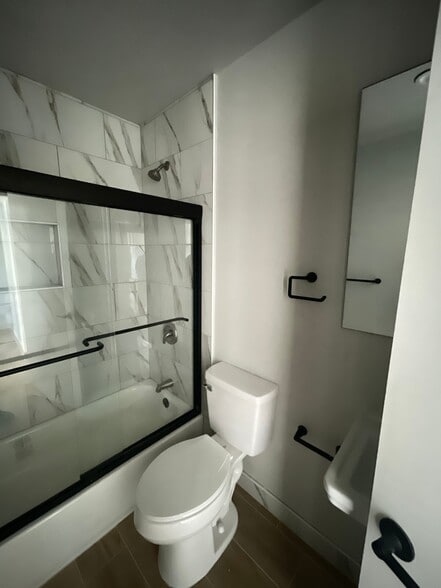 Building Photo - 13425 Vanowen St