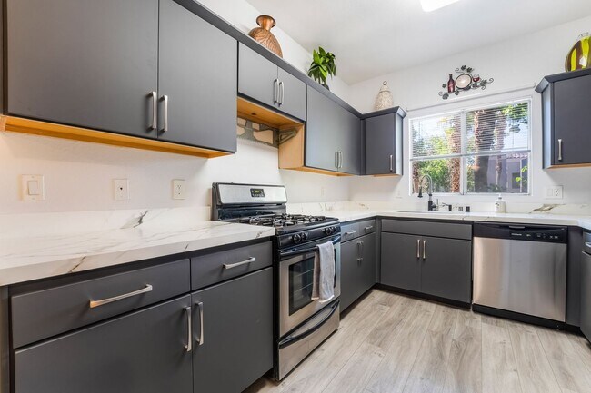Building Photo - 3 Bedroom Furnished Condo in Spanish Palms