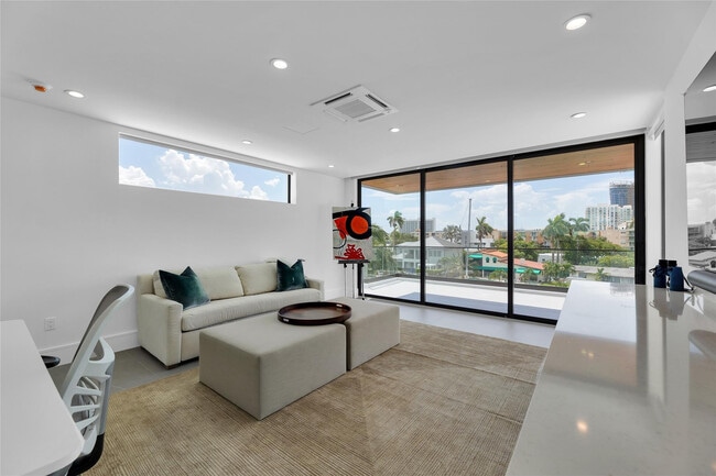 Building Photo - 1730 SE 13th St