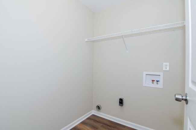 Building Photo - Updated 2 Bed 2 Bath Townhouse!