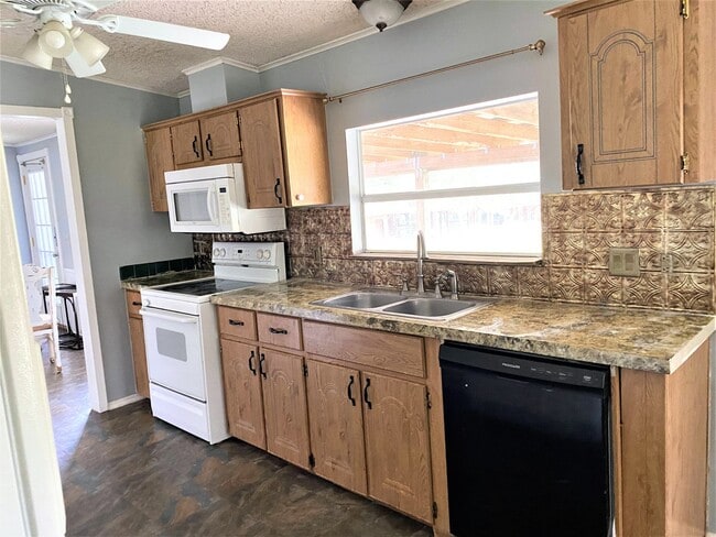 Building Photo - 3 BEDROOM LOCATED ON SHADED ACRE LOT