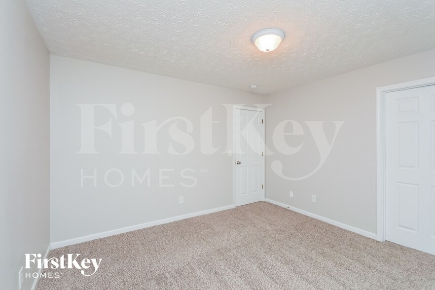 Building Photo - 6061 Fairington Farms Ln