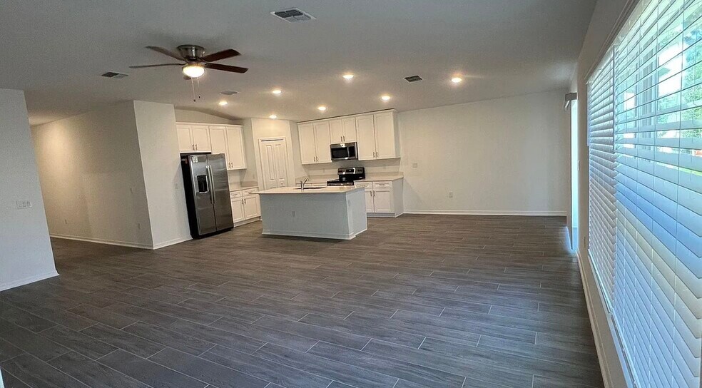 Building Photo - 409 Three Oaks Dr