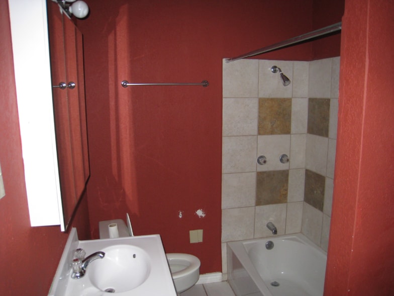 Building Photo - 1112 W 4th St