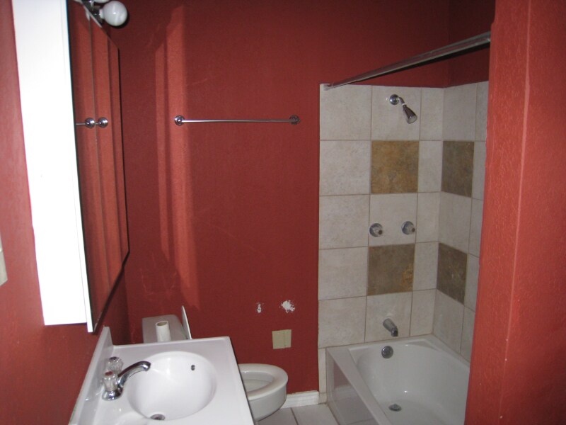 Building Photo - 1112 W 4th St