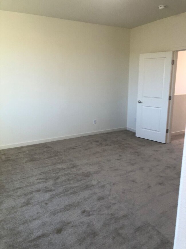 Building Photo - CORNER LOT - END UNIT - NO YARD TO MAINTAIN - GRANITE - STAINLESS - GATED