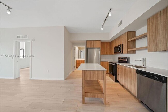Building Photo - 555 NE 8th St