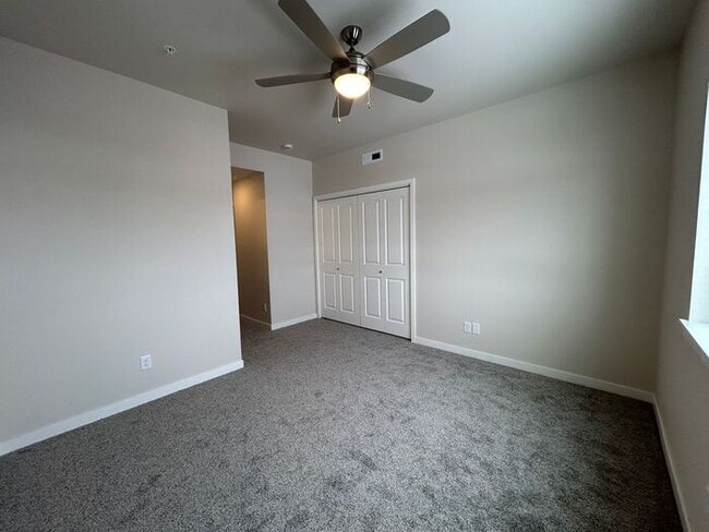 Building Photo - $1400 | 2 Bedroom, 2 Bathroom Condo | No P...