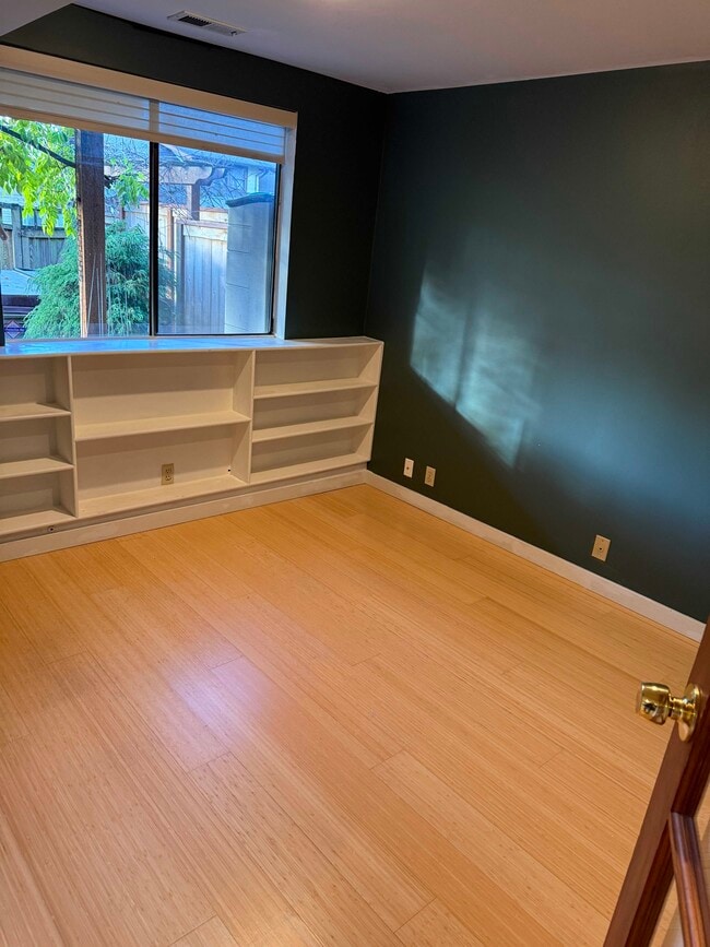 Building Photo - 6547 Greenwood Ave N