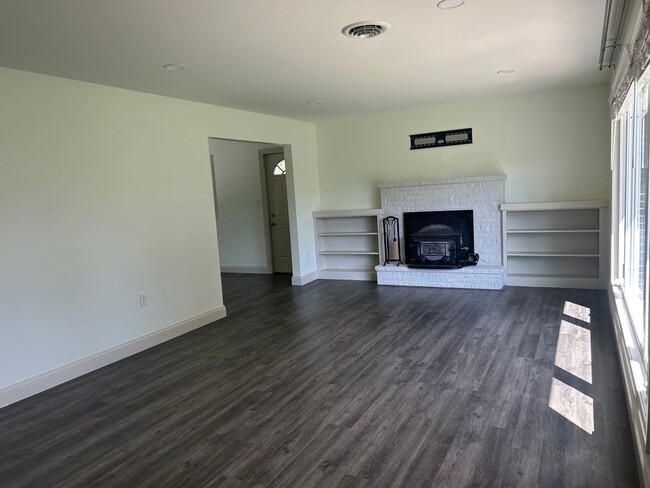 Building Photo - Beautiful Single Family Home