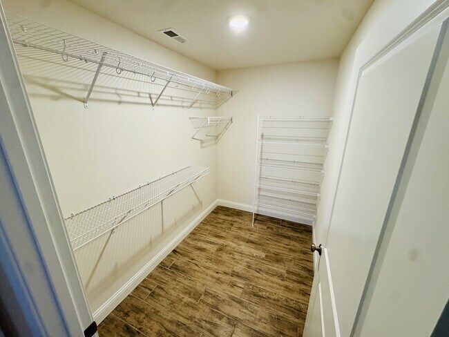 Building Photo - 3900 McKendree Dr