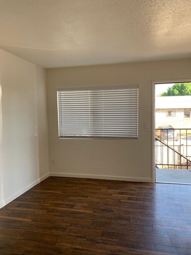 Building Photo - 4077 Oakcrest Dr