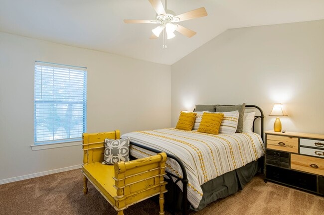 Building Photo - Conveniently Located Furnished Townhome in...