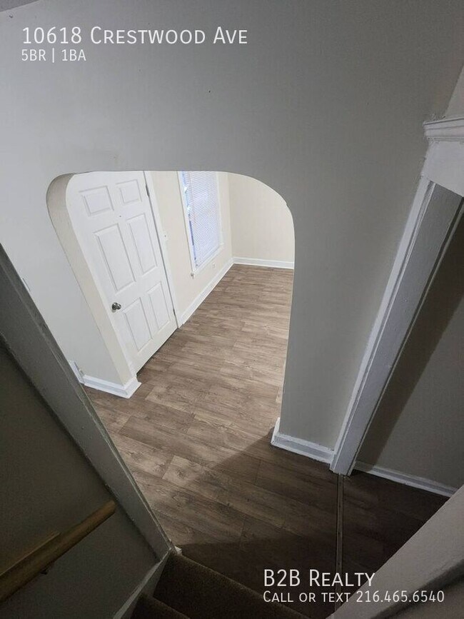 Building Photo - 10618 Crestwood Ave