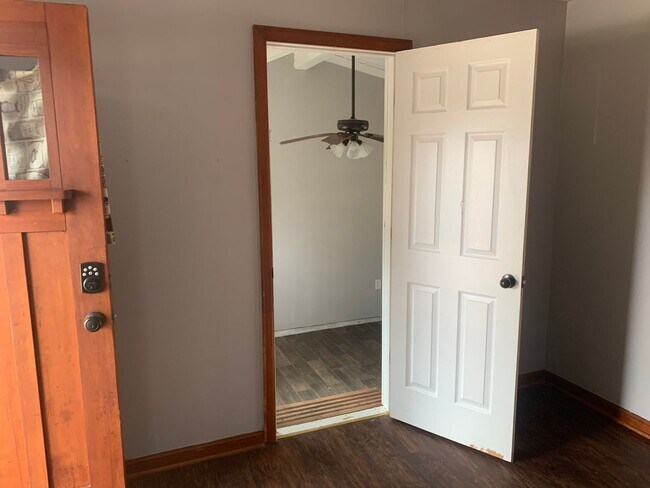 Building Photo - Charming 2-Bed with Bonus Space & Private ...