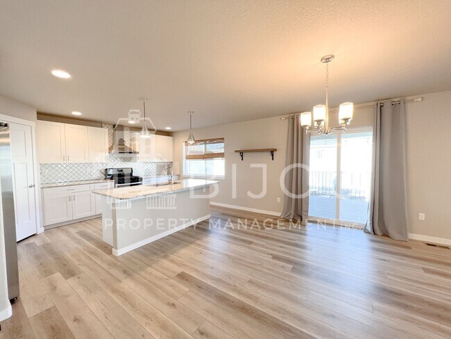 Building Photo - Gorgeous Home Located South by COS Airport