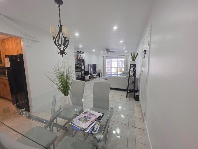 Building Photo - 6391 Bay Club Dr
