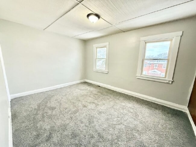 Building Photo - 866 Vankirk St