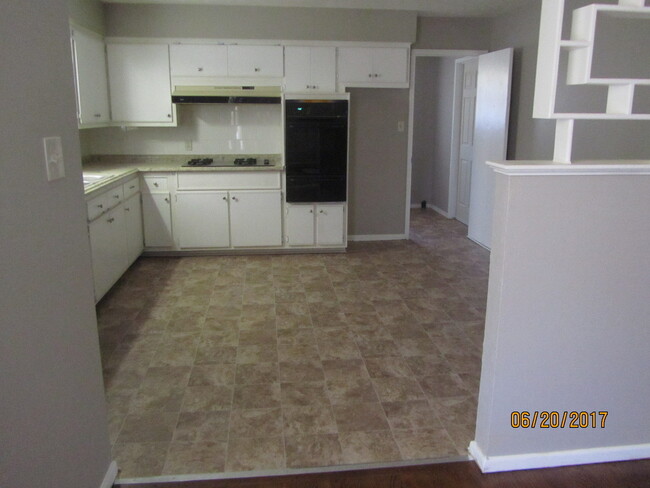 Building Photo - Amazing 3-bed 2-bath Rental in Midwest Cit...