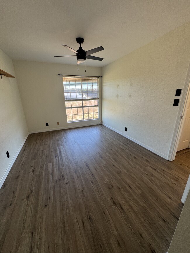 Building Photo - 140 Uwapo Rd