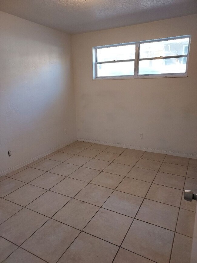 Building Photo - 2 bedroom 1 bathroom Unit Available Now