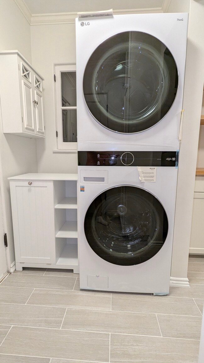 Brand New Energy Efficient LG Washer/Dryer Tower - 1103 S Crescent Heights Blvd