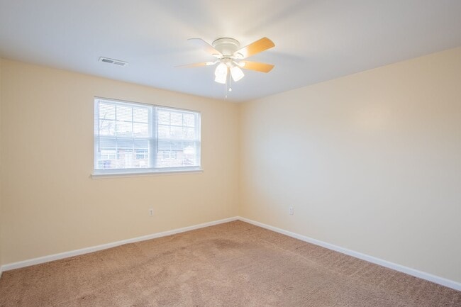 Building Photo - Great - 2 BEDROOM - Bright Open Floor Plan !!