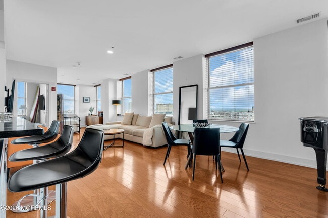 Building Photo - 501 Grand Ave