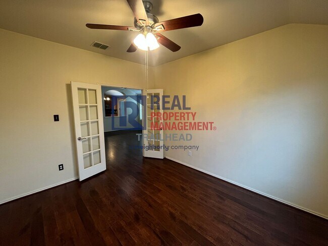 Building Photo - Spacious Single Story Home in a Great Loca...