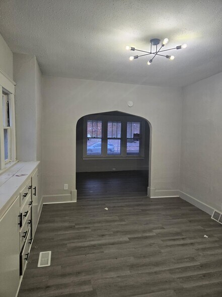 Building Photo - 2358 Putnam St