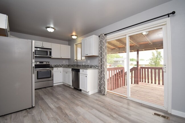 Building Photo - Comfortable Kearns 4-Bed Home with Spacious layout & Private Yard