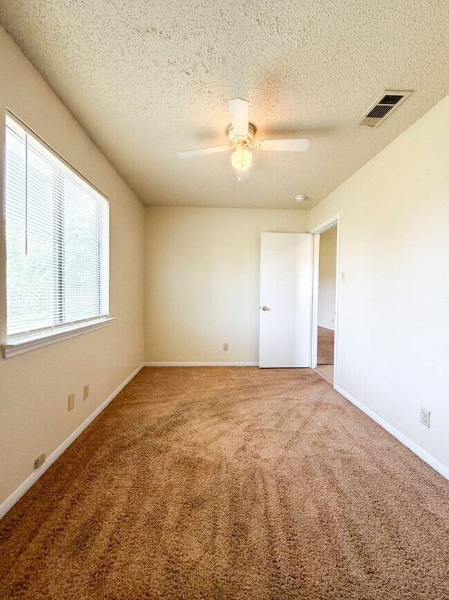 Building Photo - 2607 Bluebonnet Dr